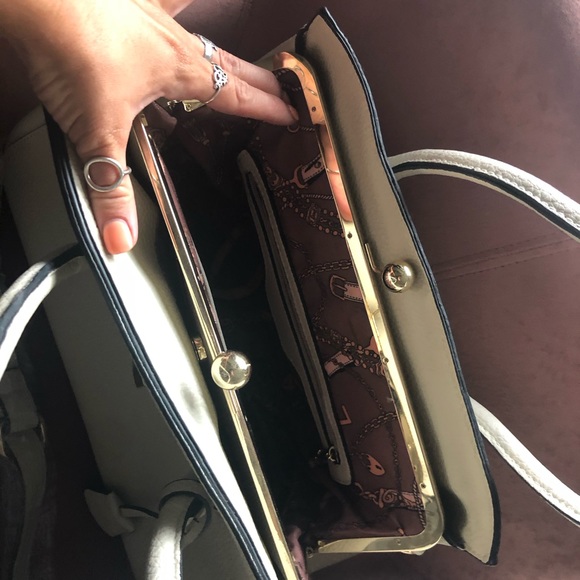 Almost new chic white purse - Picture 4 of 4